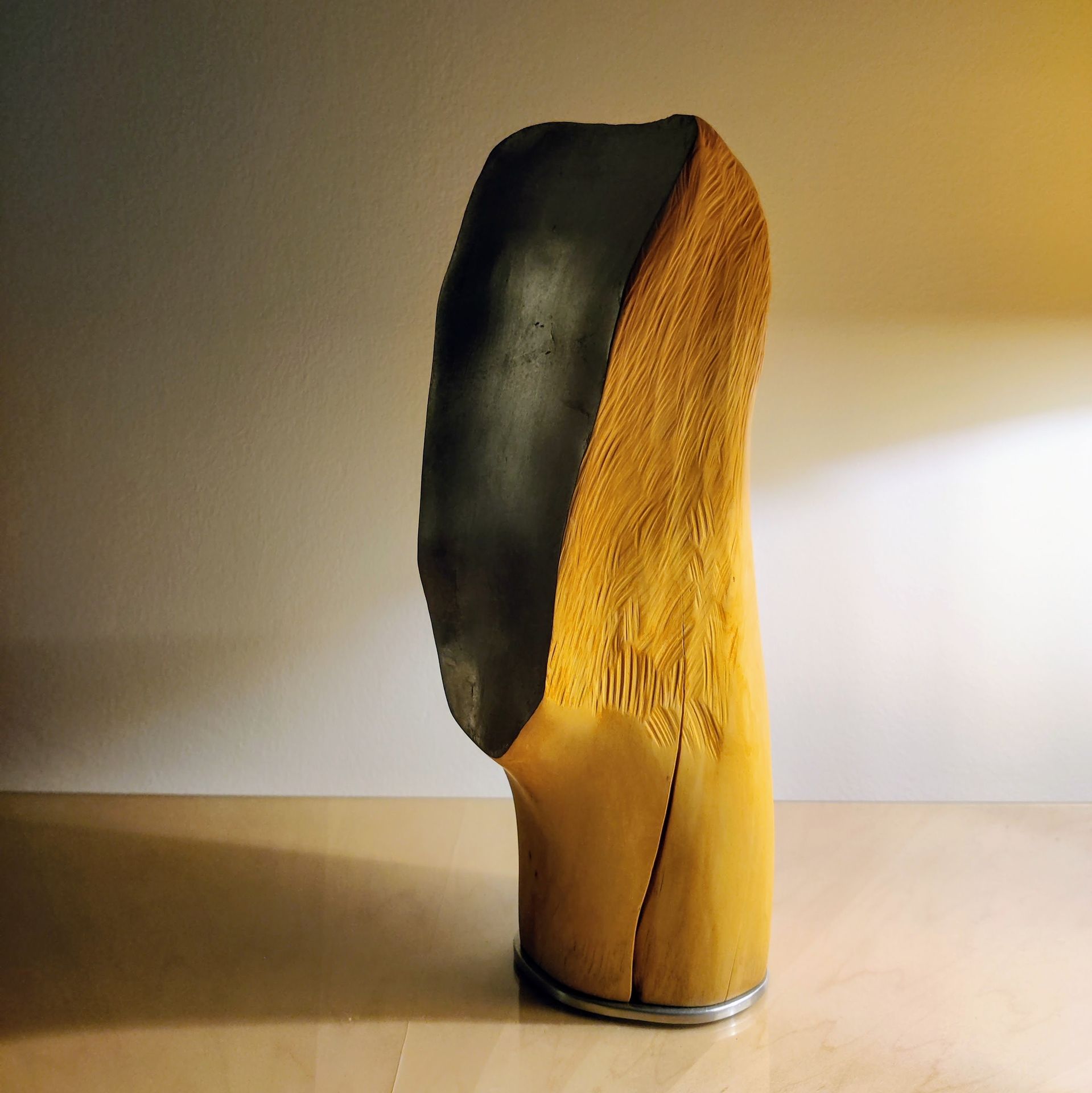 sculpture abstraite en buis, feuille d'or et étain